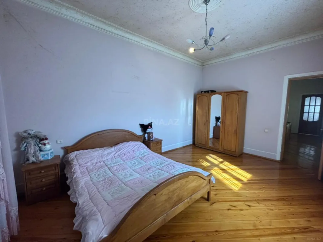 Satılır 10 otaqlı həyət evi 550 m²