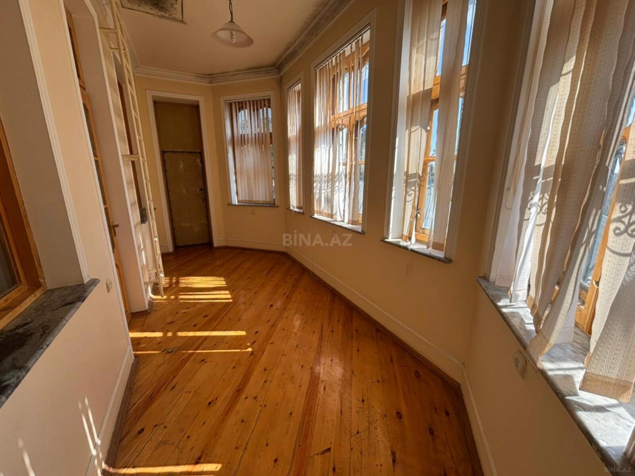 Satılır 10 otaqlı həyət evi 550 m²