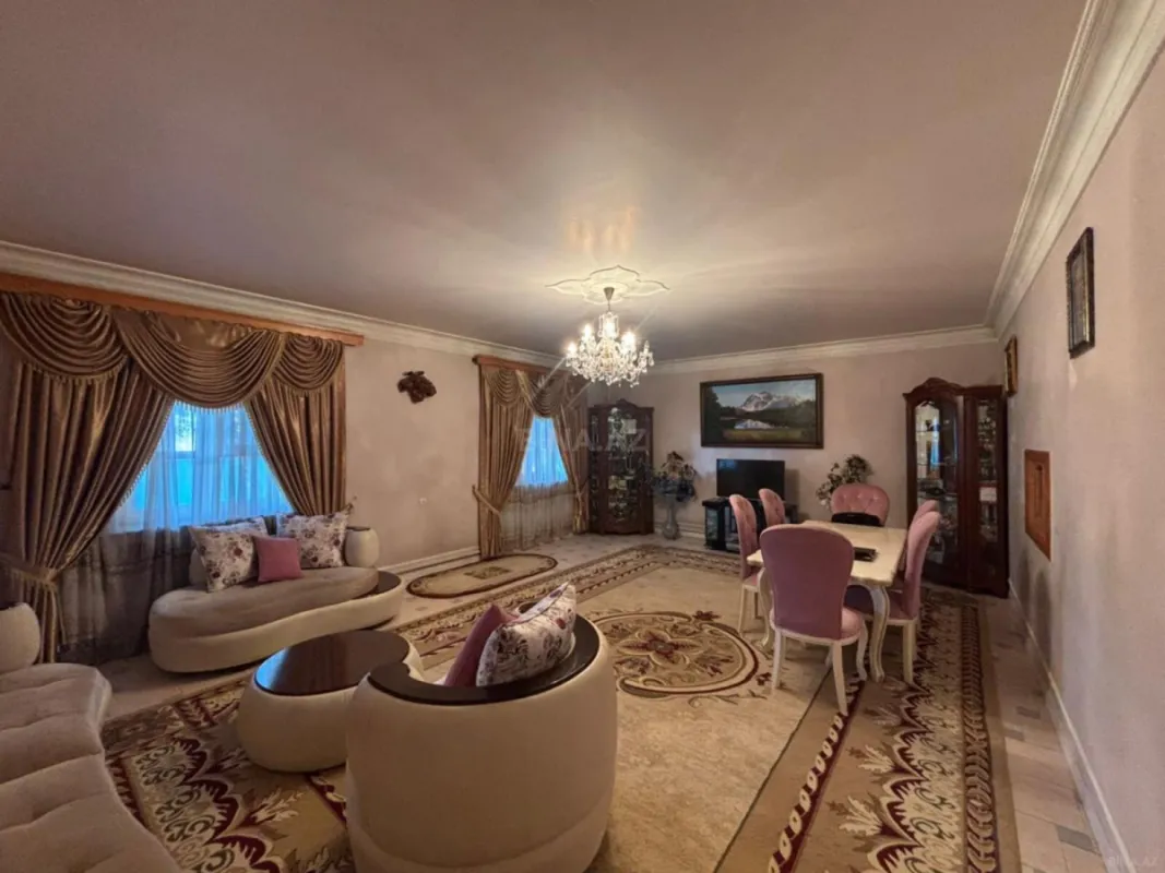 Satılır 10 otaqlı həyət evi 550 m²