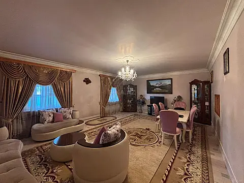 Satılır 10 otaqlı həyət evi 550 m²