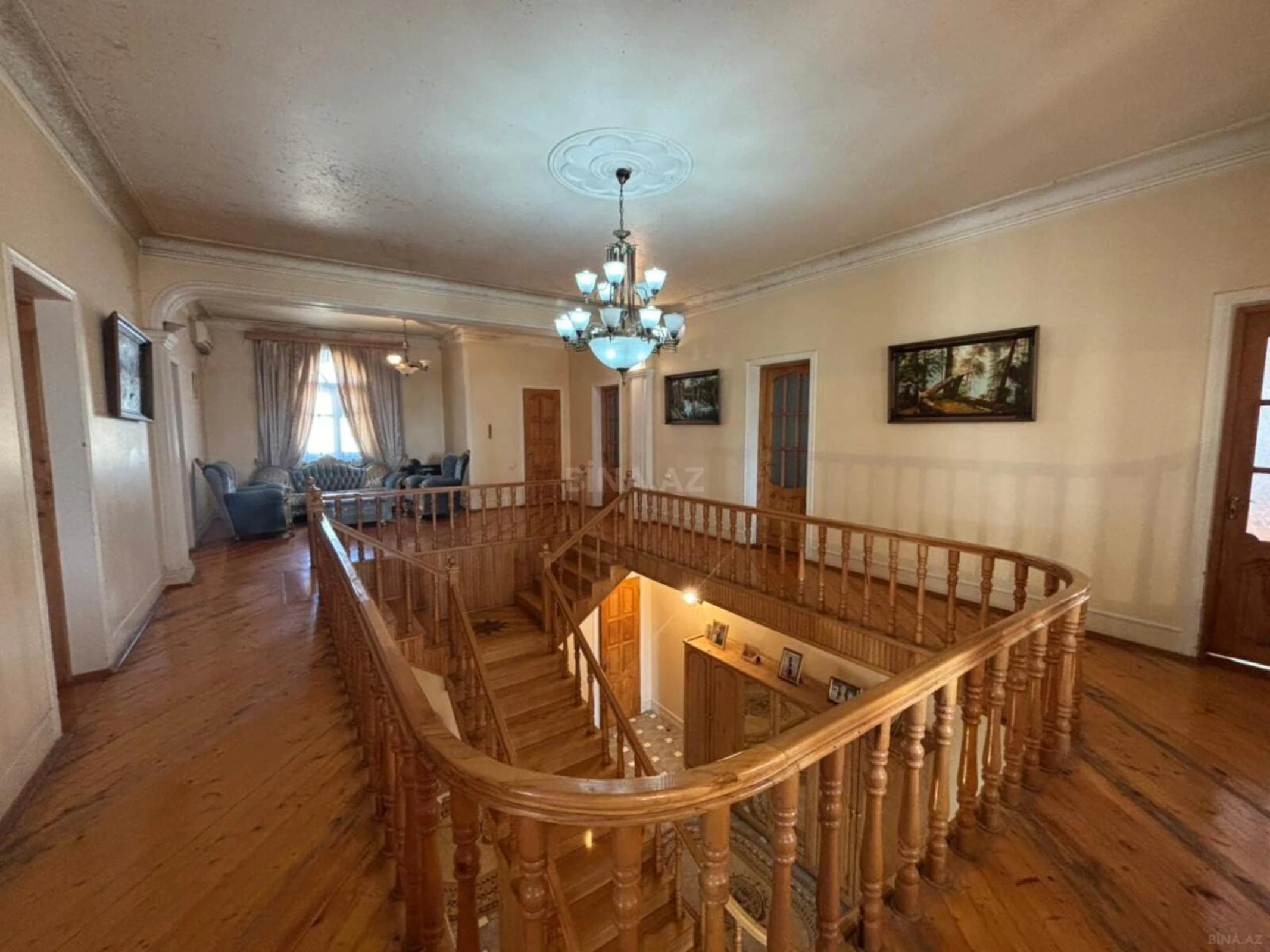 Satılır 10 otaqlı həyət evi 550 m²