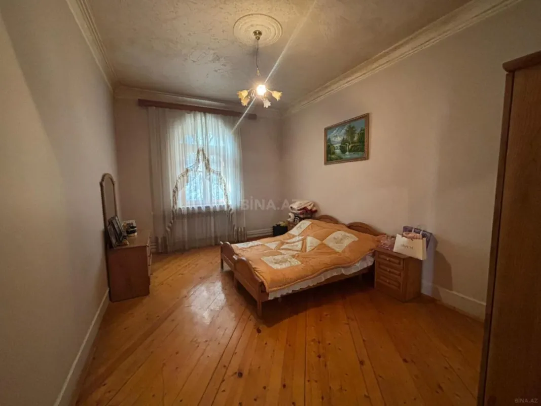 Satılır 10 otaqlı həyət evi 550 m²
