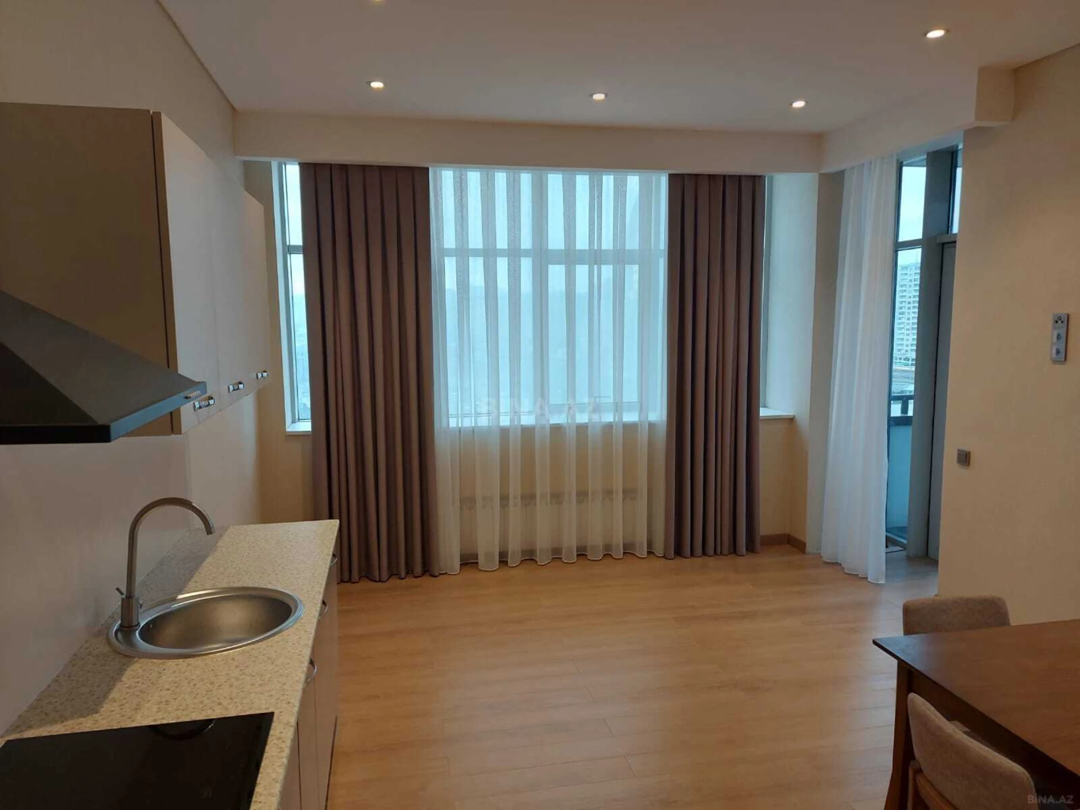 Kirayə verilir 4 otaqlı mənzil 201 m²