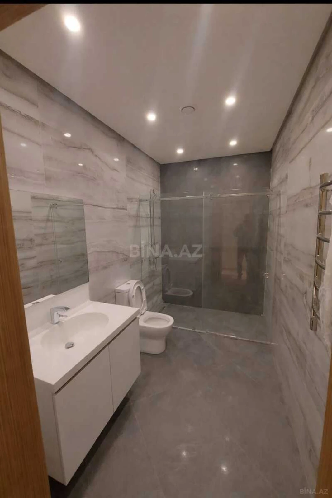 Kirayə verilir 4 otaqlı mənzil 201 m²