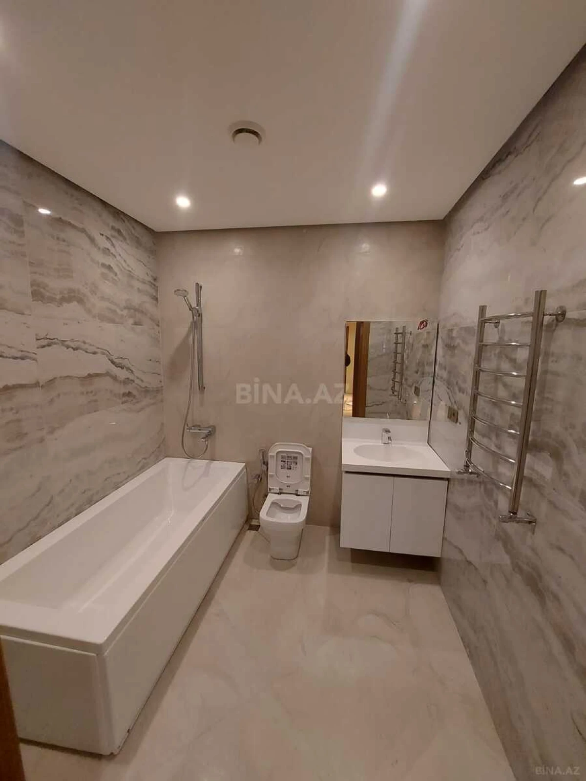 Kirayə verilir 4 otaqlı mənzil 201 m²