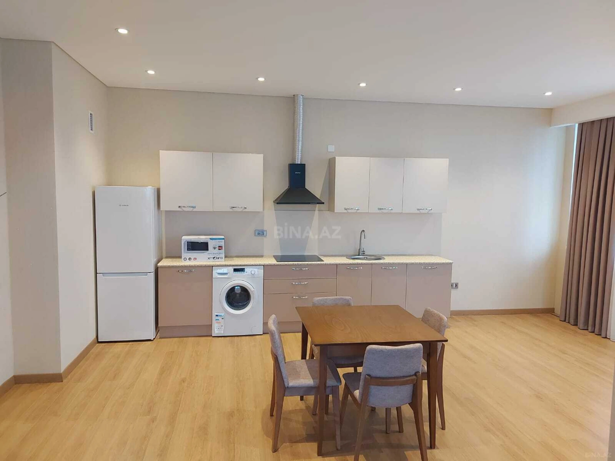 Kirayə verilir 4 otaqlı mənzil 201 m²