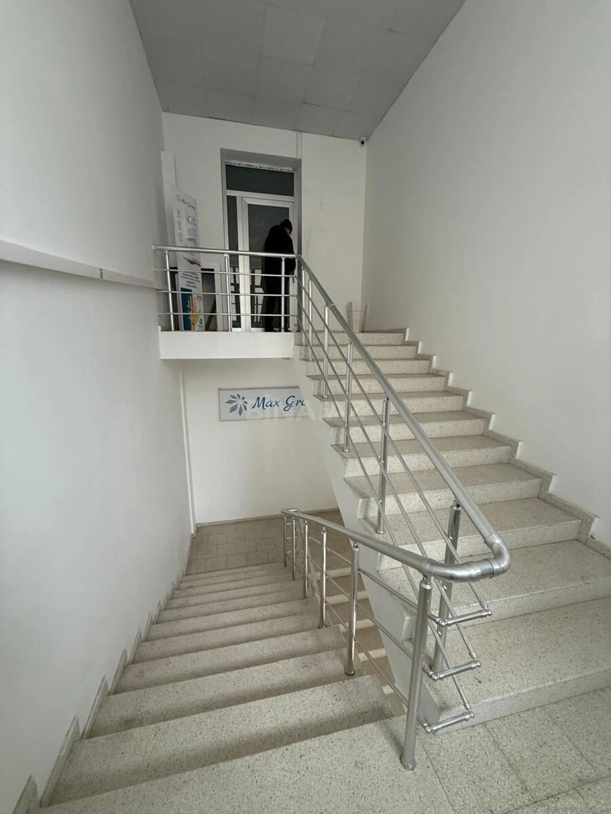 Kirayə verilir 7 otaqlı ofis 330 m²