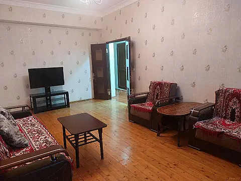 Satılır 4 otaqlı mənzil 180 m²