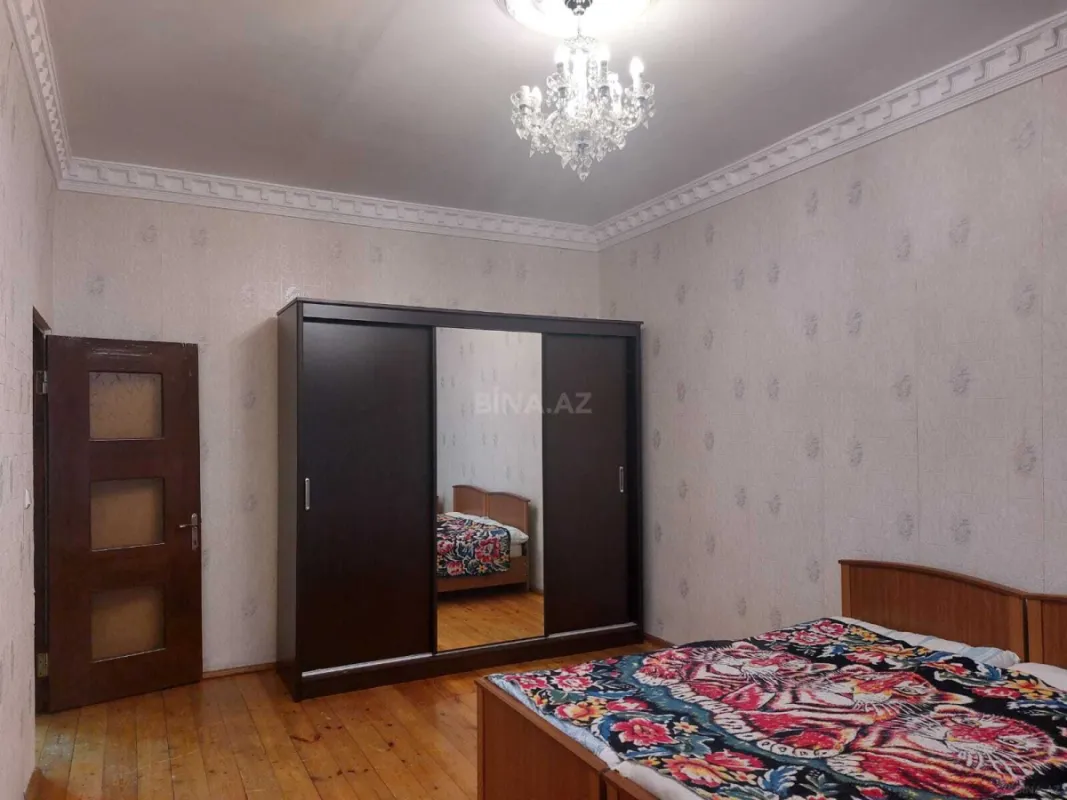 Satılır 4 otaqlı mənzil 180 m²