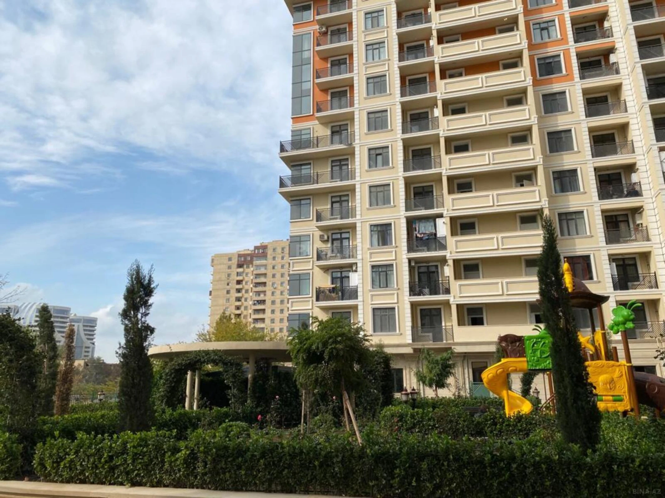 Satılır 3 otaqlı mənzil 118.7 m²