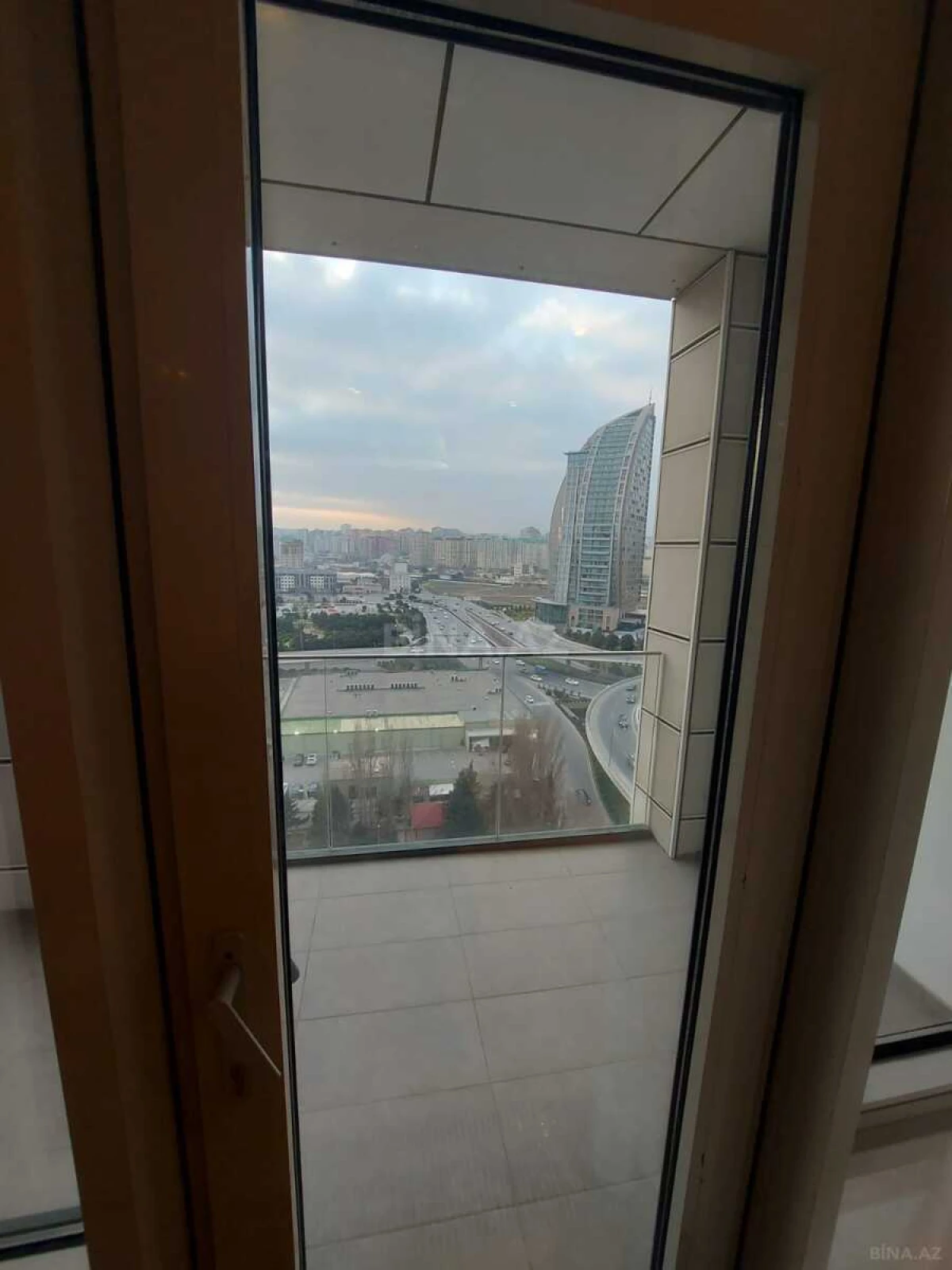 Kirayə verilir 2 otaqlı mənzil 105 m²