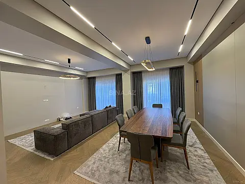 Kirayə verilir 5 otaqlı mənzil 220 m²