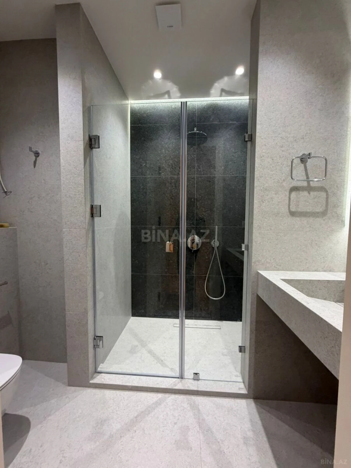 Kirayə verilir 5 otaqlı mənzil 220 m²