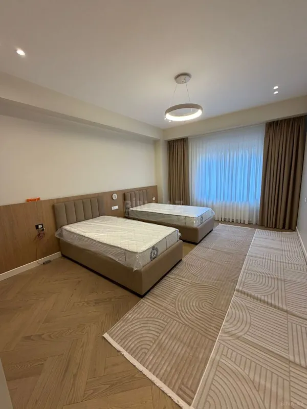 Kirayə verilir 5 otaqlı mənzil 220 m²