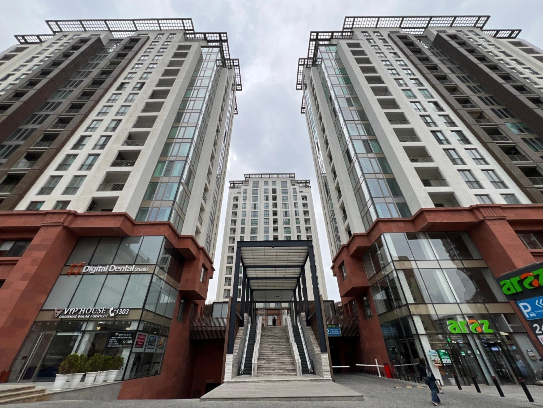 Satılır 5 otaqlı mənzil 280 m²