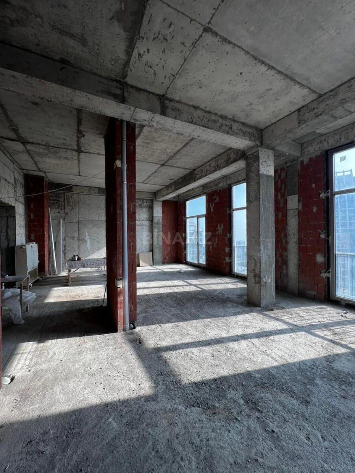 Satılır 5 otaqlı mənzil 280 m²