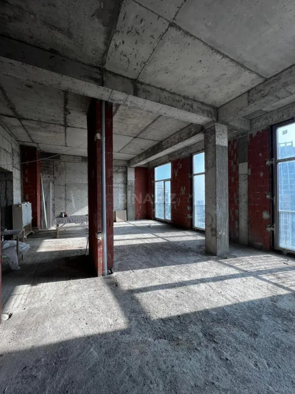 Satılır 5 otaqlı mənzil 280 m²