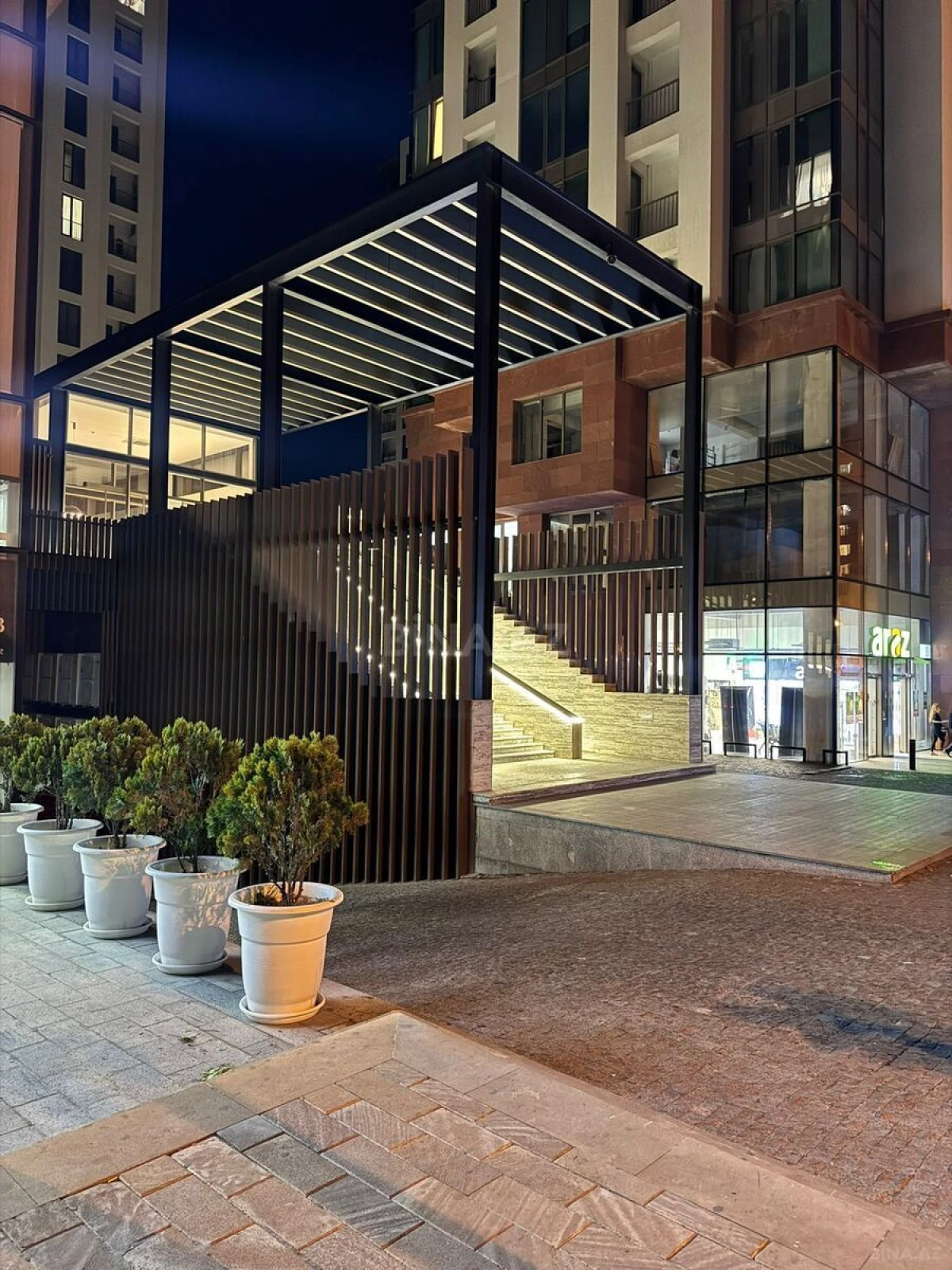 Satılır 5 otaqlı mənzil 280 m²