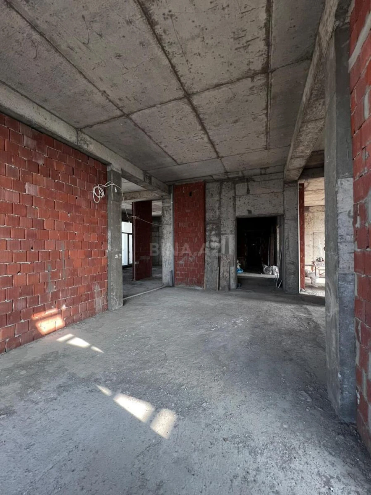 Satılır 5 otaqlı mənzil 280 m²