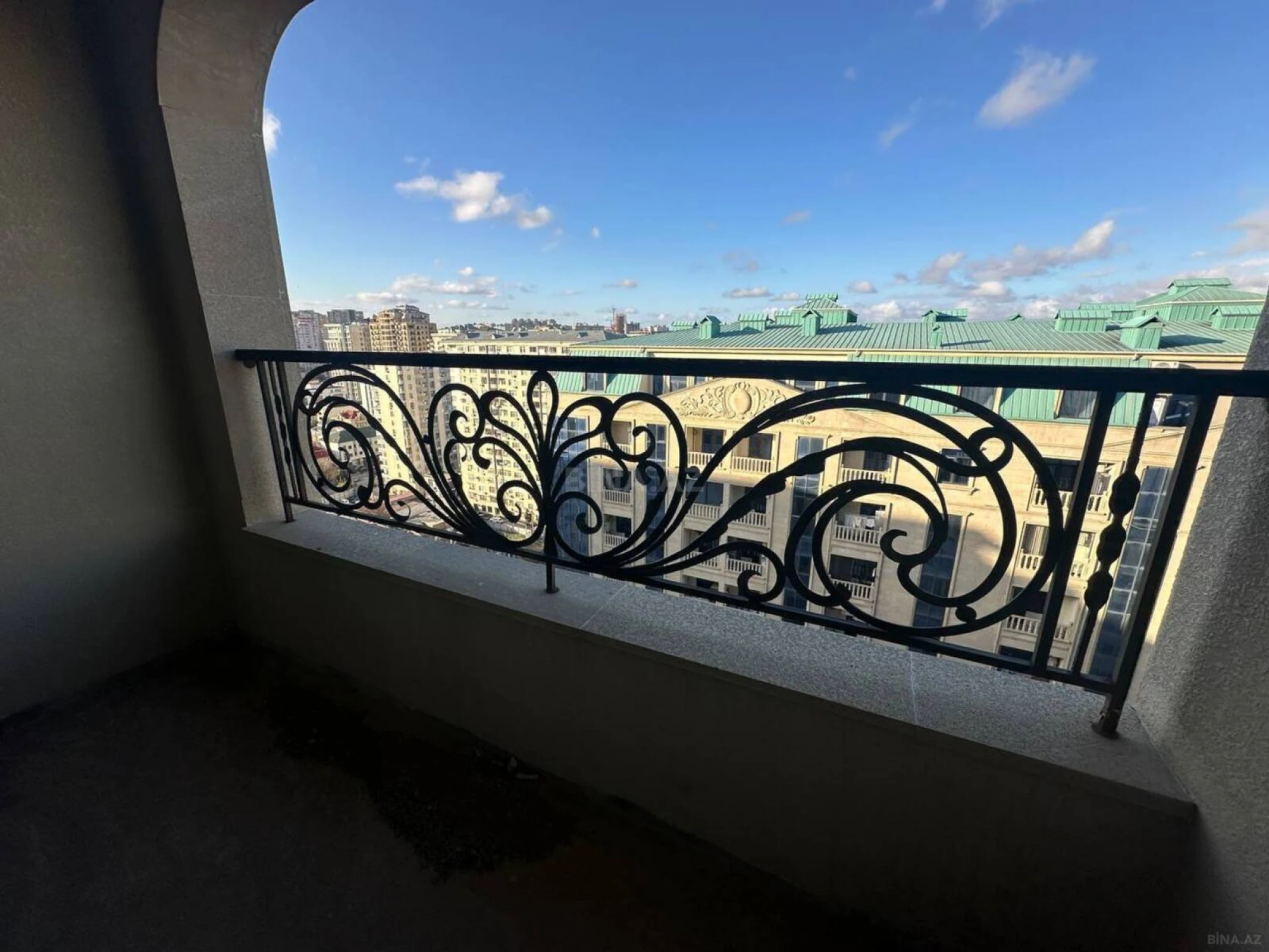 Satılır 3 otaqlı mənzil 137 m²