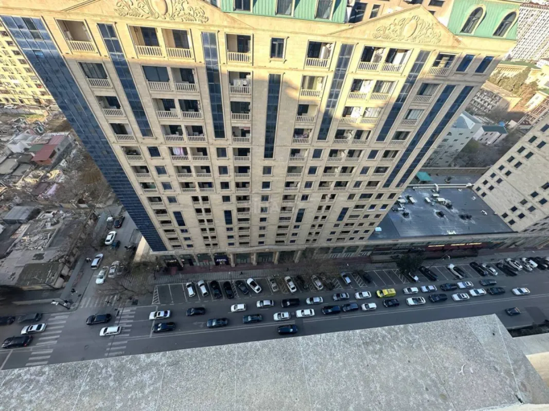 Satılır 3 otaqlı mənzil 137 m²