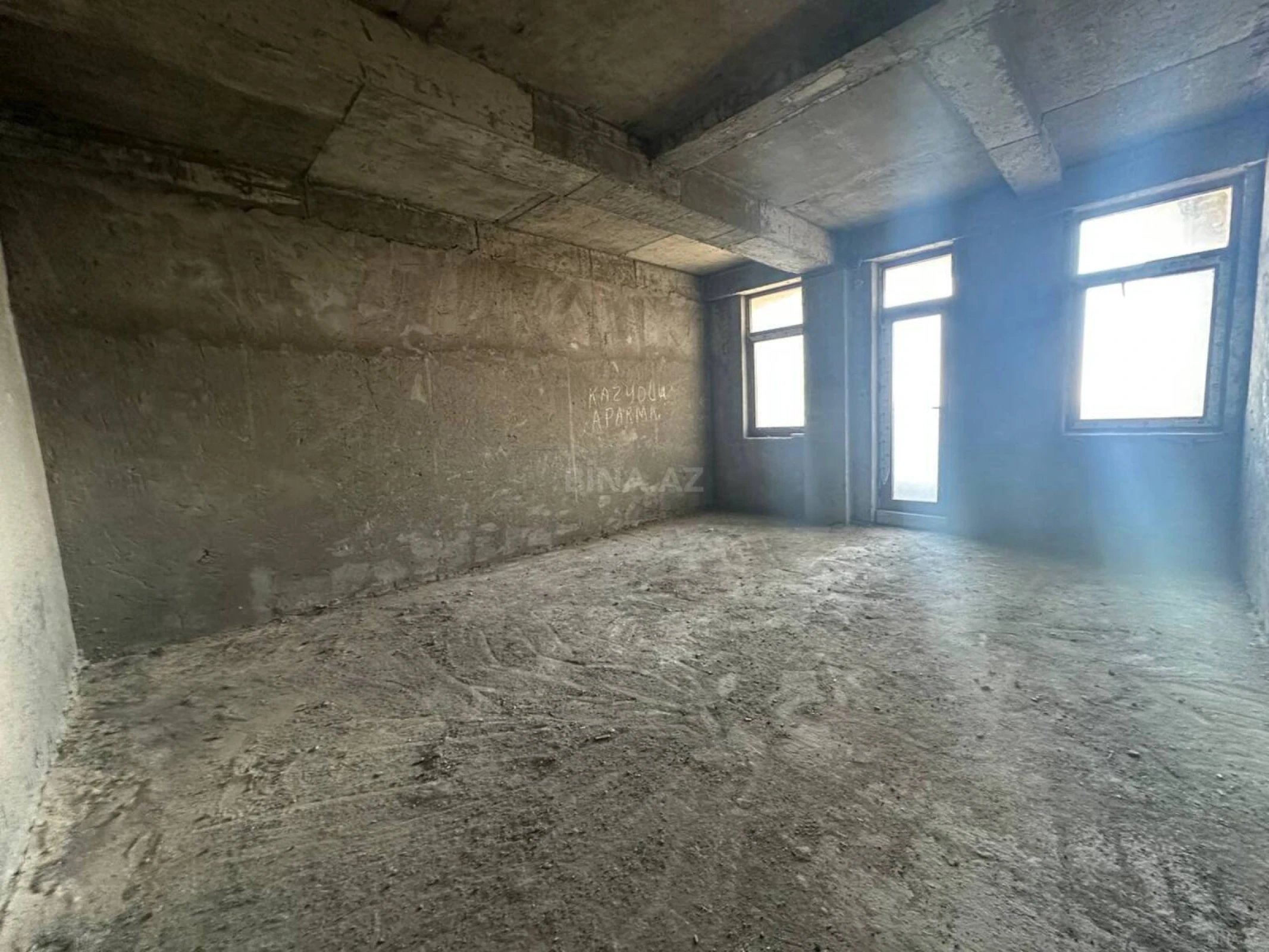 Satılır 3 otaqlı mənzil 137 m²