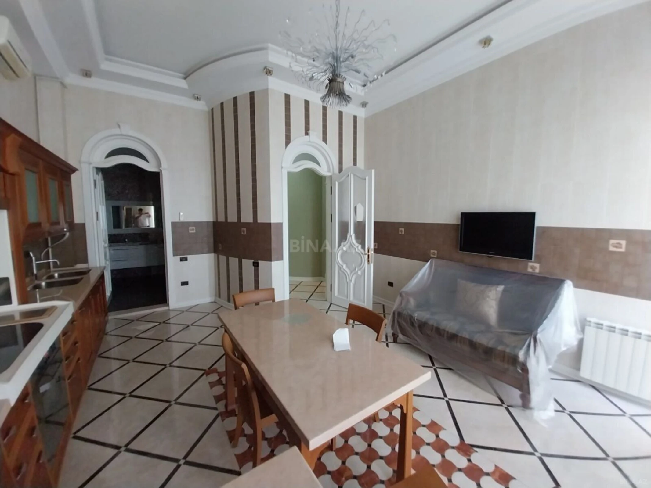 Satılır 5 otaqlı mənzil 550 m²