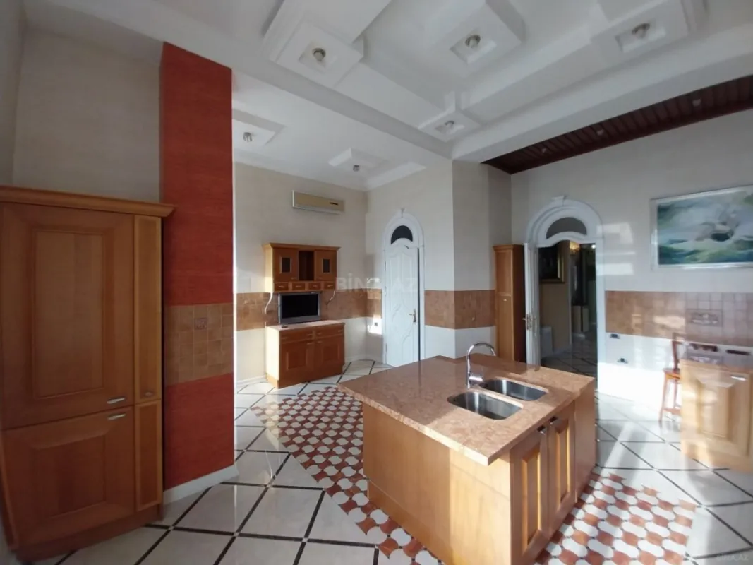 Satılır 5 otaqlı mənzil 550 m²