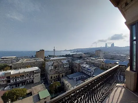 Satılır 5 otaqlı mənzil 550 m²