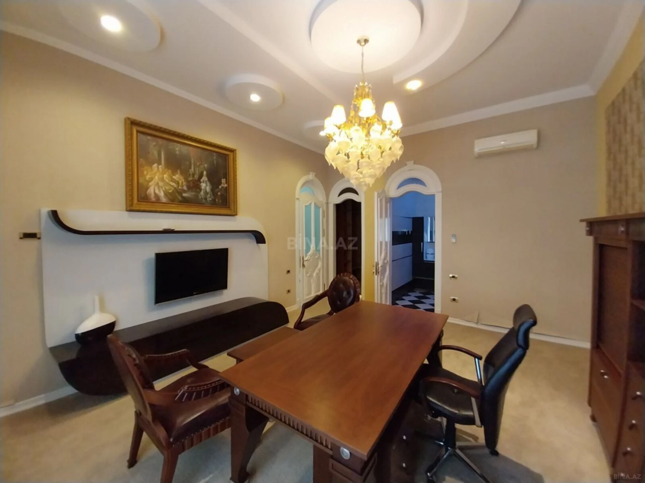 Satılır 5 otaqlı mənzil 550 m²