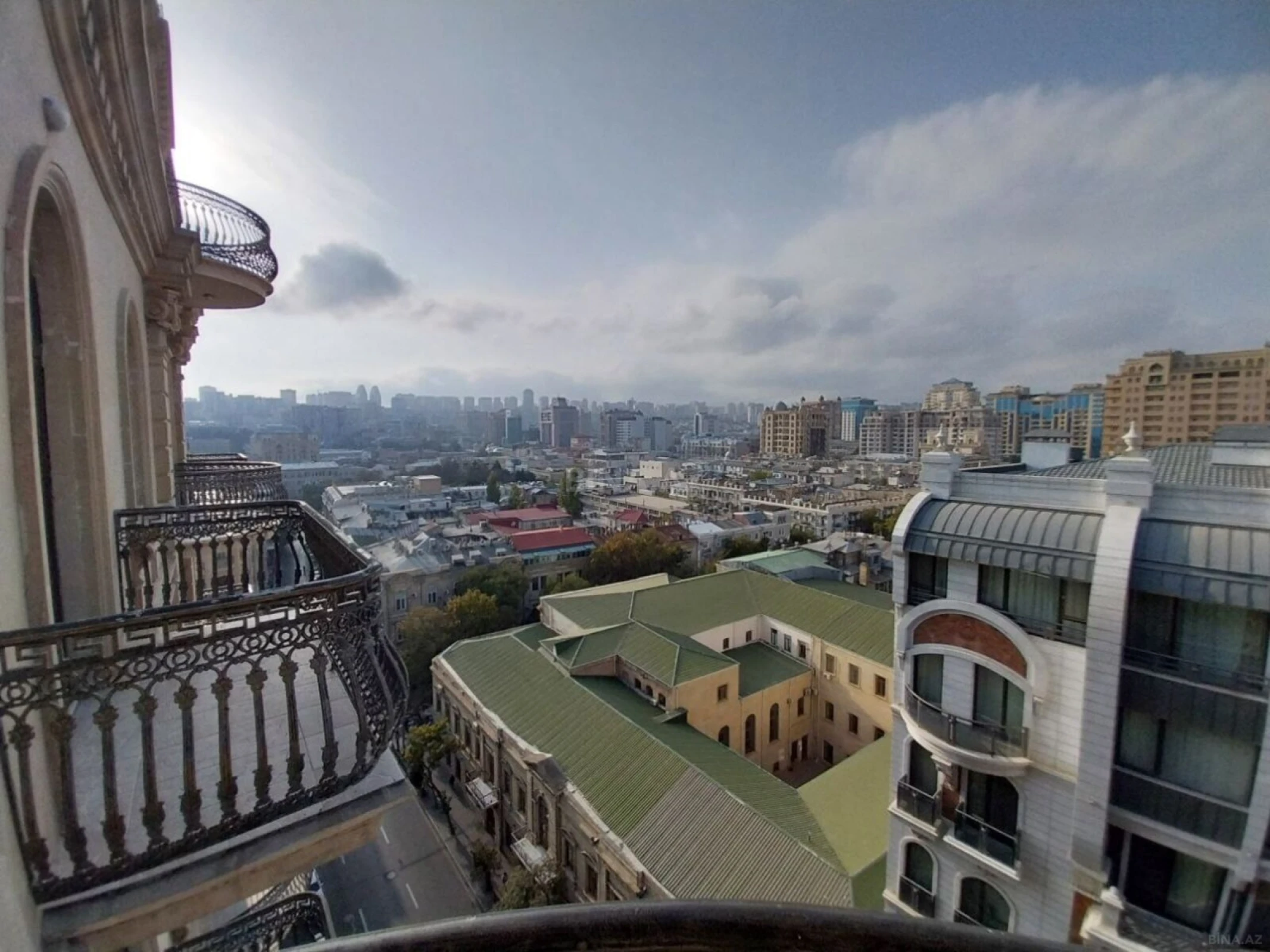 Satılır 5 otaqlı mənzil 550 m²