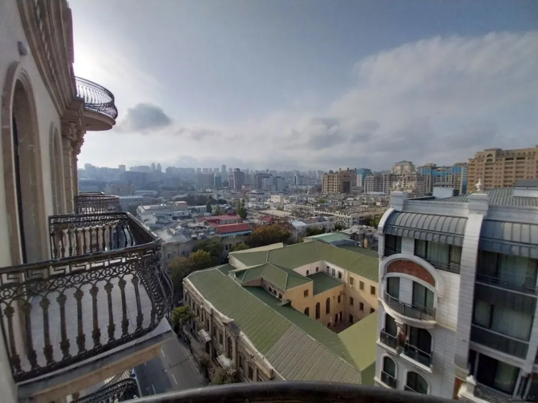 Satılır 5 otaqlı mənzil 550 m²