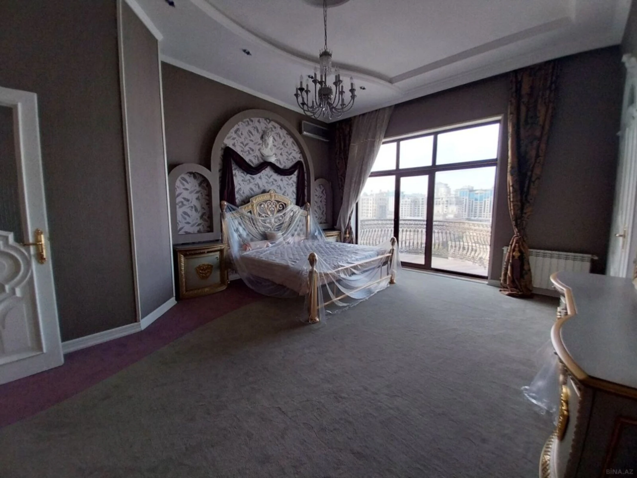 Satılır 5 otaqlı mənzil 550 m²