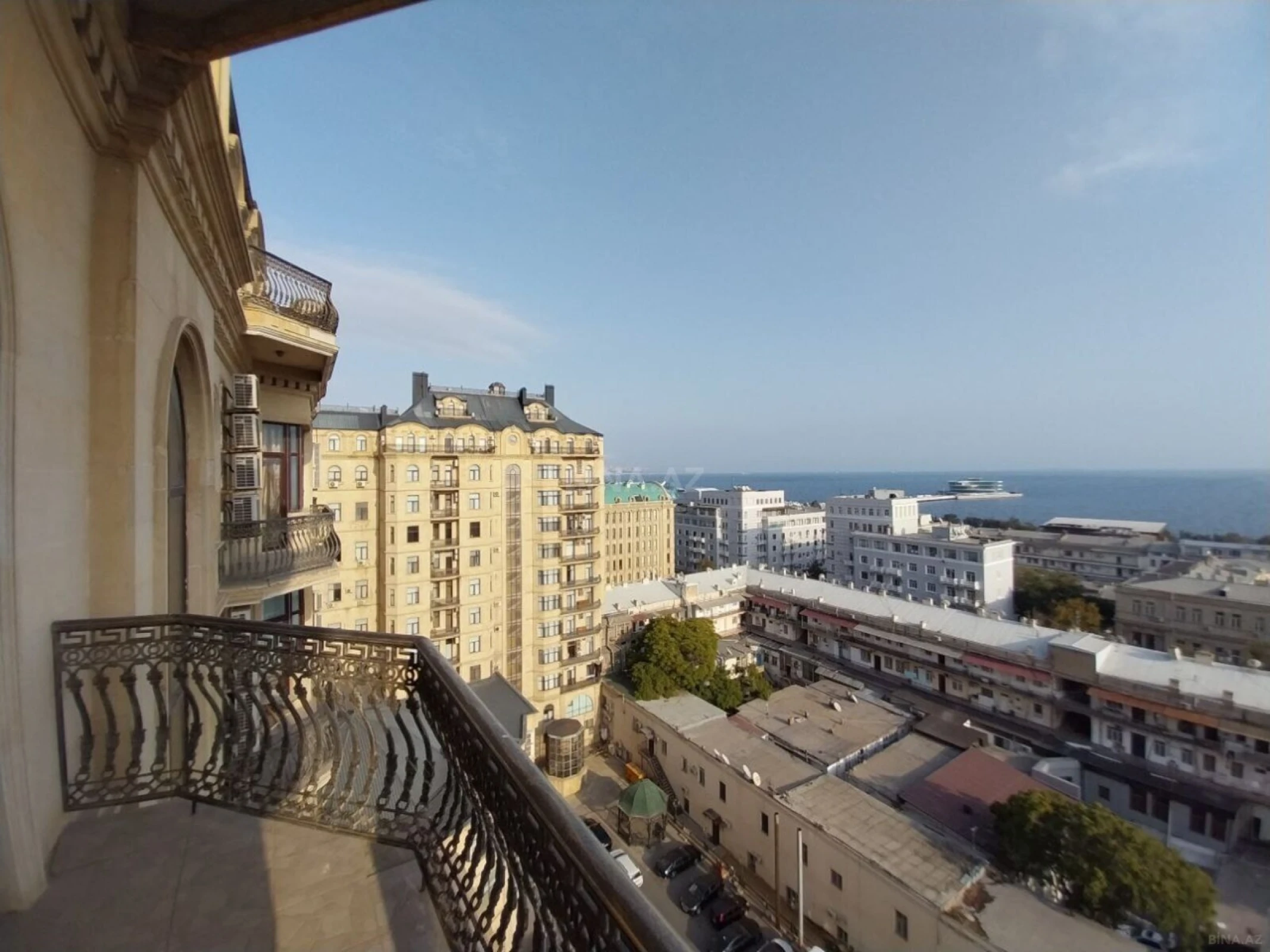 Satılır 5 otaqlı mənzil 550 m²