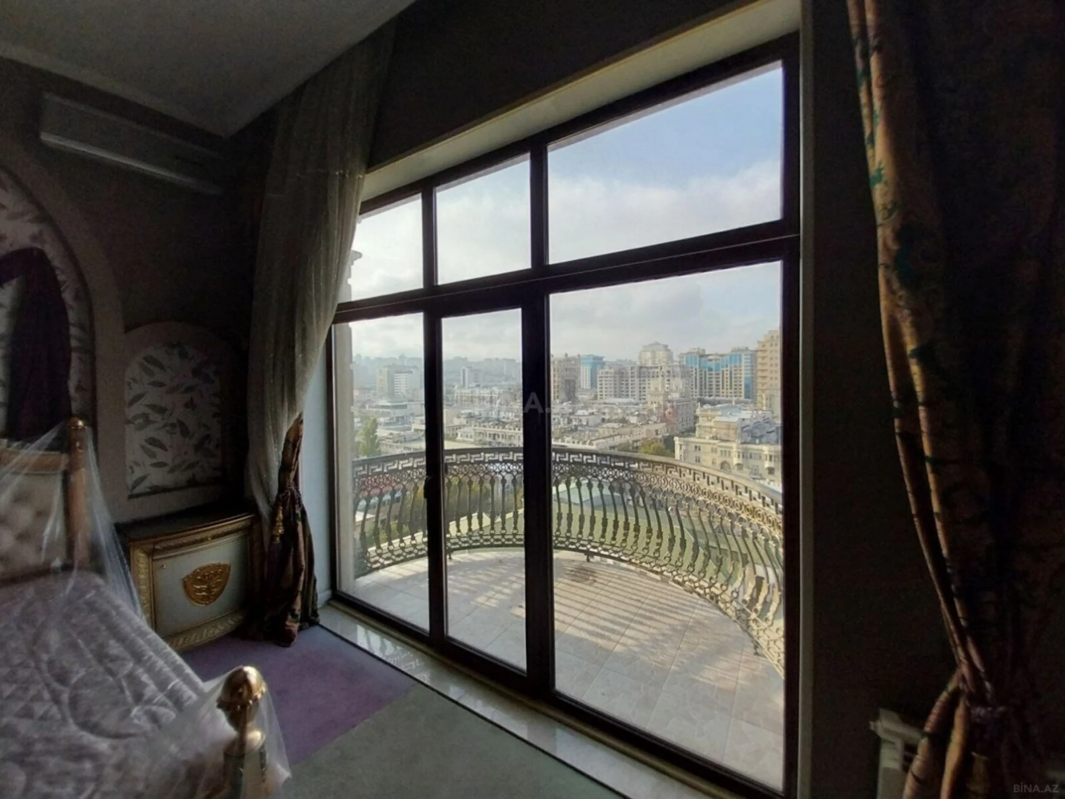 Satılır 5 otaqlı mənzil 550 m²