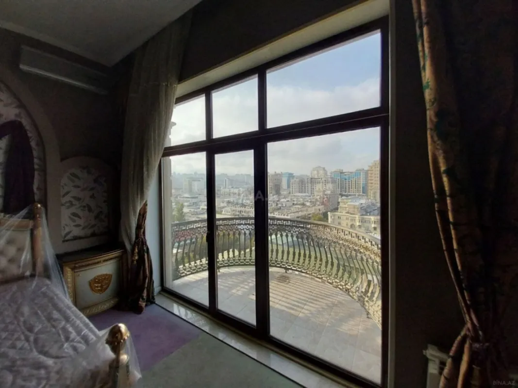 Satılır 5 otaqlı mənzil 550 m²