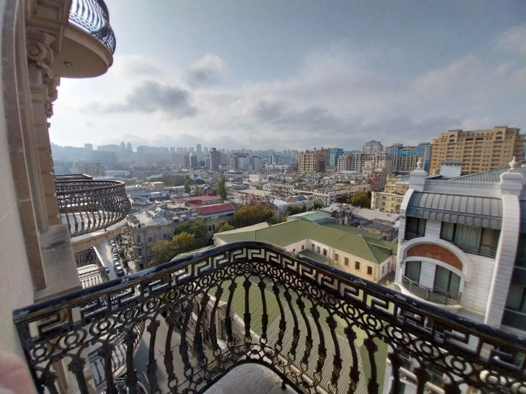 Satılır 5 otaqlı mənzil 550 m²