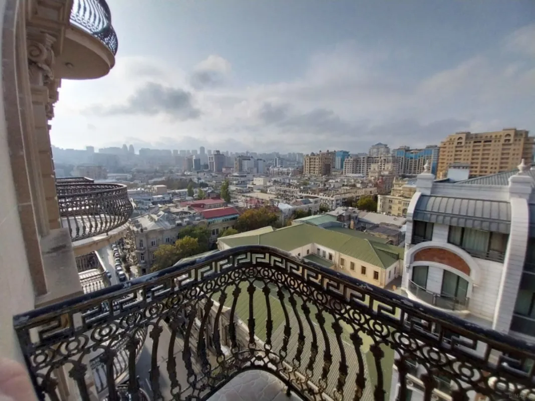 Satılır 5 otaqlı mənzil 550 m²