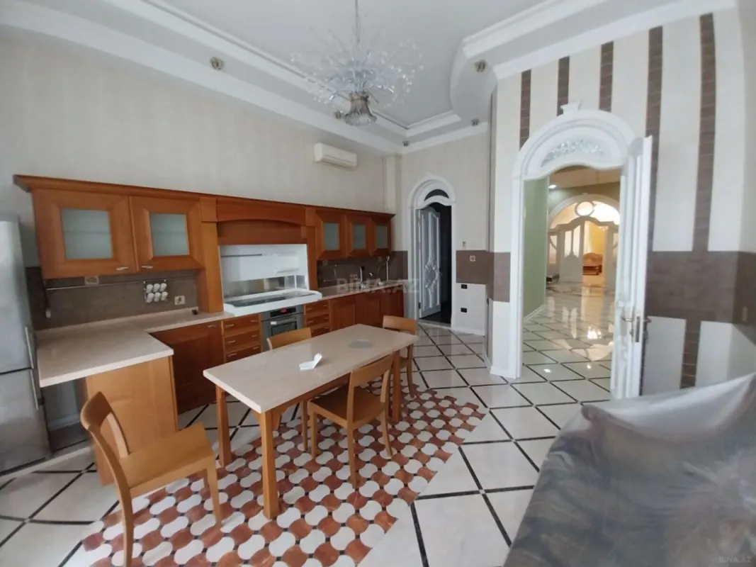 Satılır 5 otaqlı mənzil 550 m²