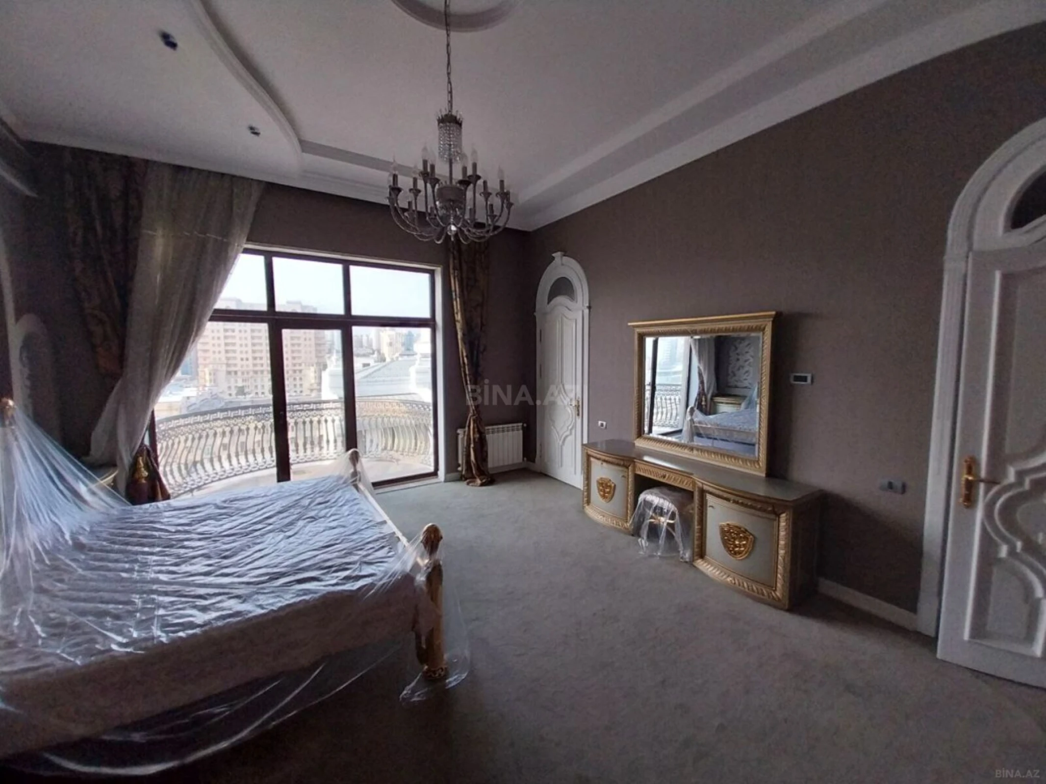 Satılır 5 otaqlı mənzil 550 m²