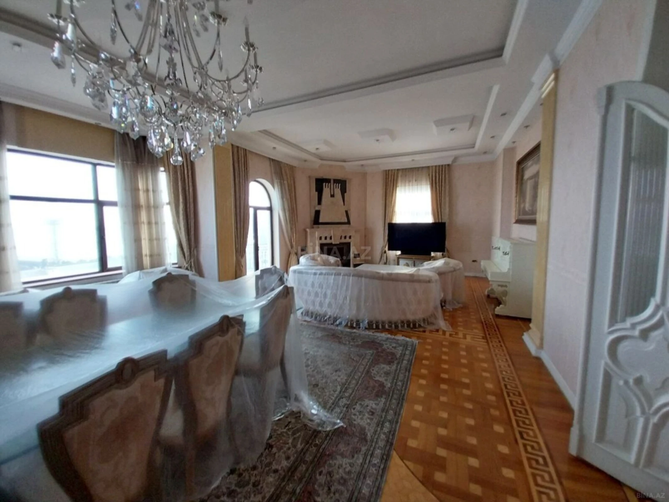 Satılır 5 otaqlı mənzil 550 m²