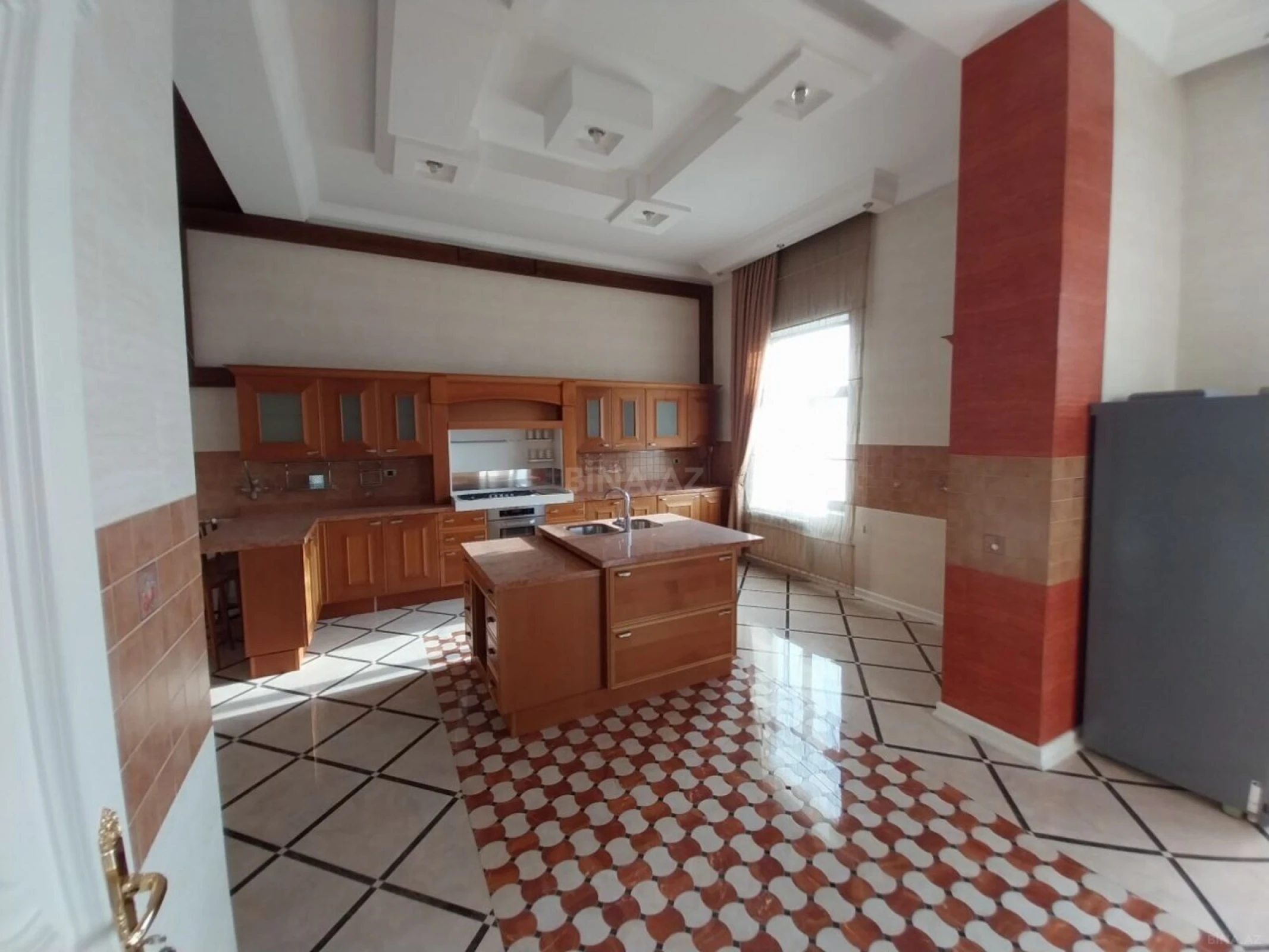 Satılır 5 otaqlı mənzil 550 m²