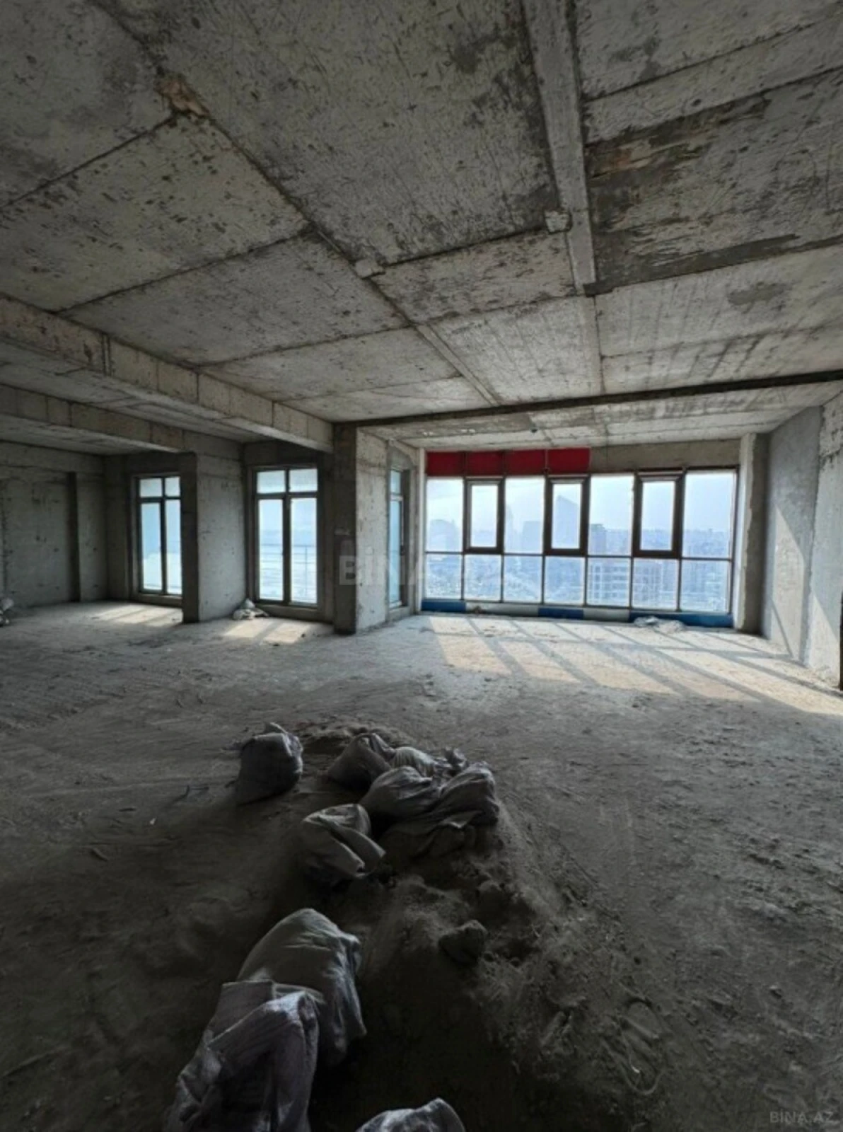 Satılır 10 otaqlı mənzil 1000 m²