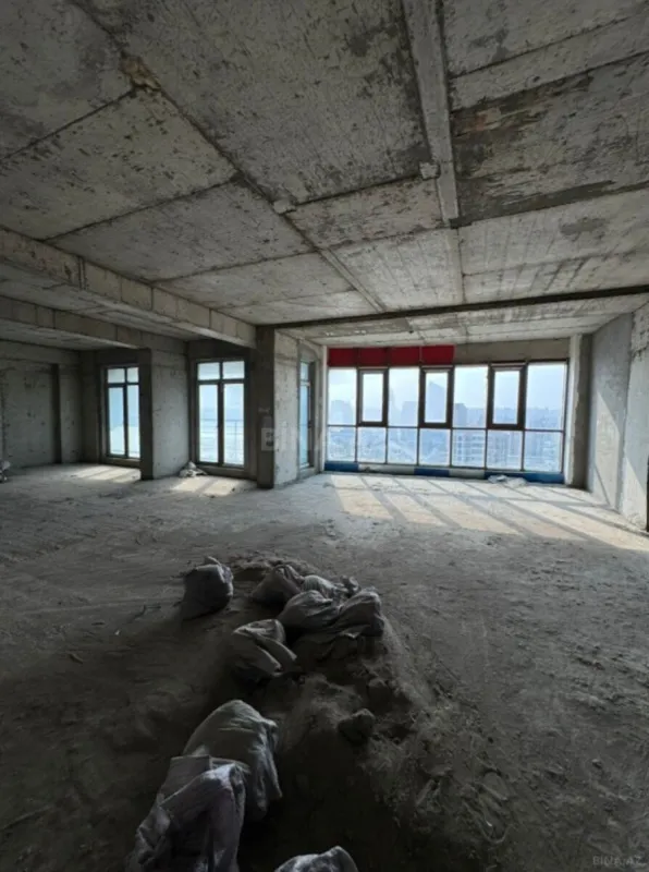 Satılır 10 otaqlı mənzil 1000 m²