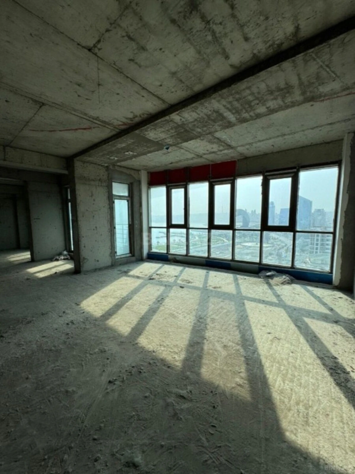 Satılır 10 otaqlı mənzil 1000 m²