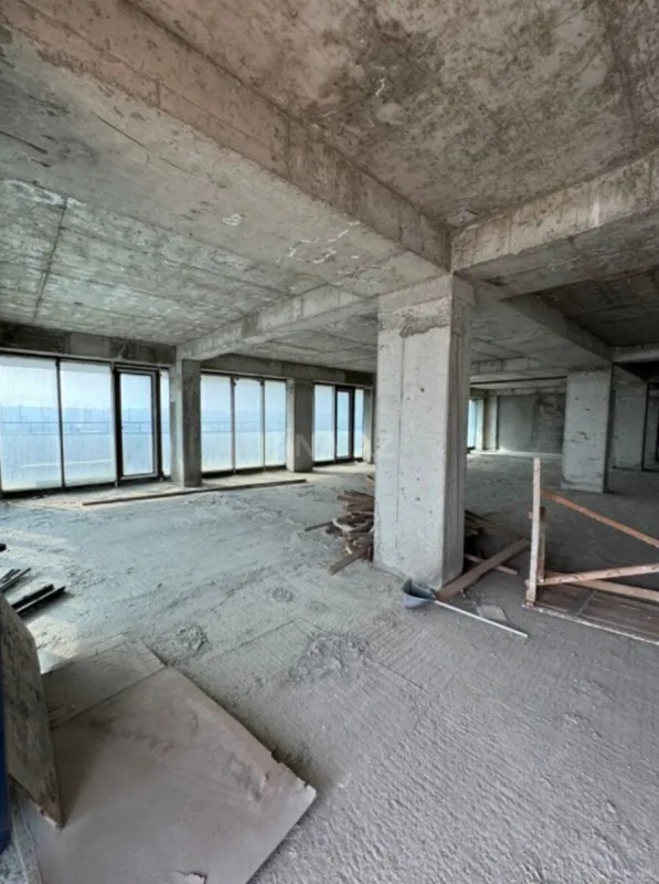 Satılır 10 otaqlı mənzil 1000 m²