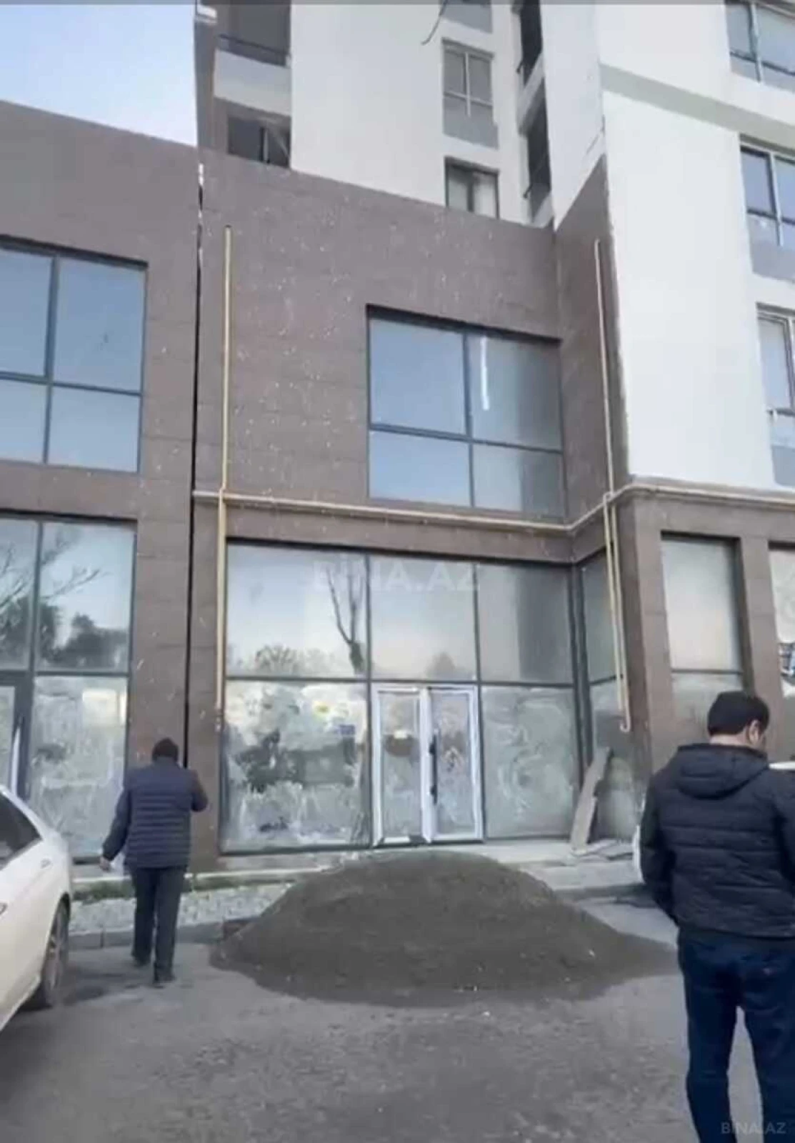 Satılır obyekt 323 m²
