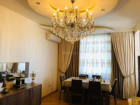 Satılır 2 otaqlı mənzil 81 m²