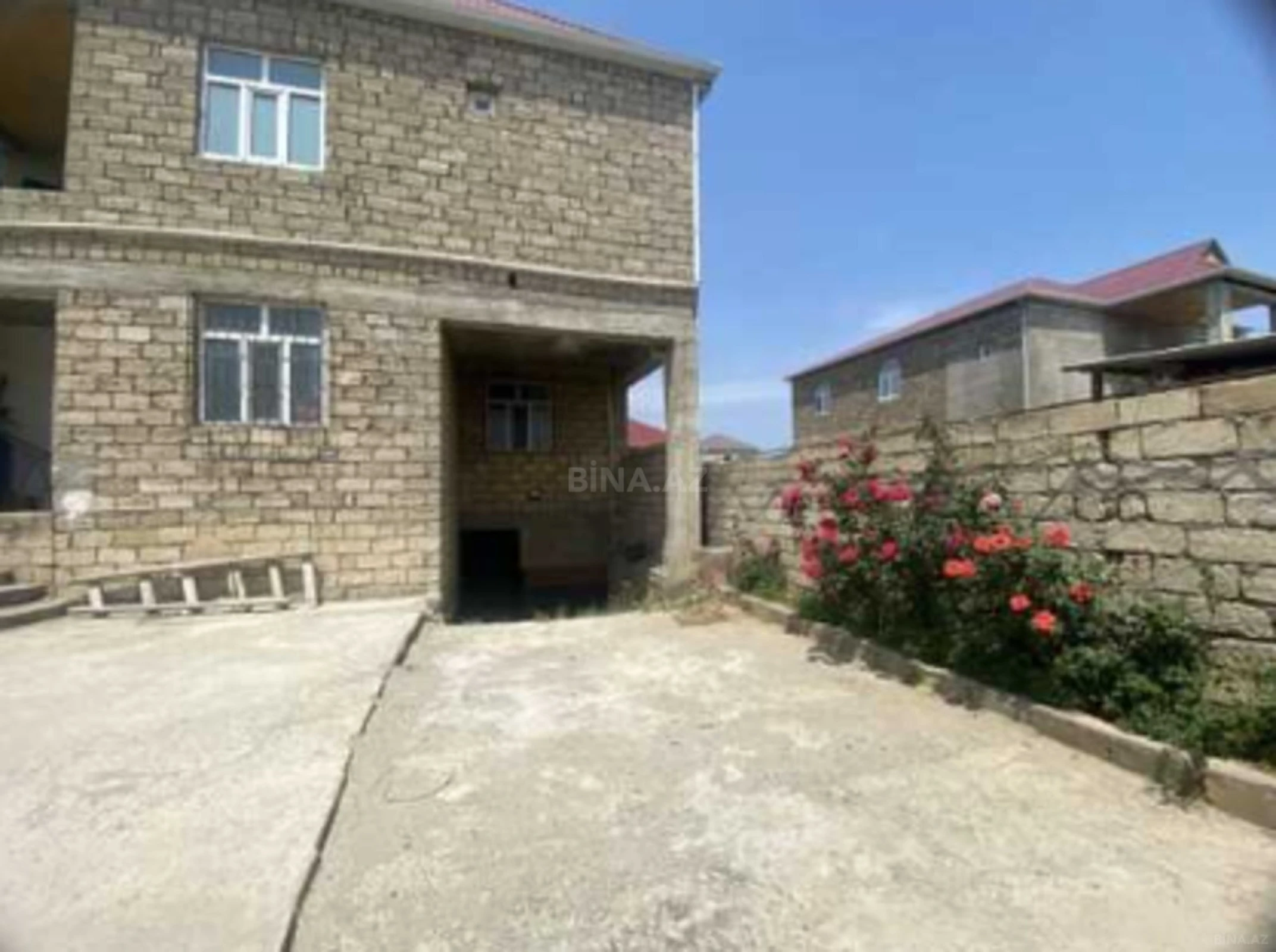Satılır 8 otaqlı həyət evi 528 m²