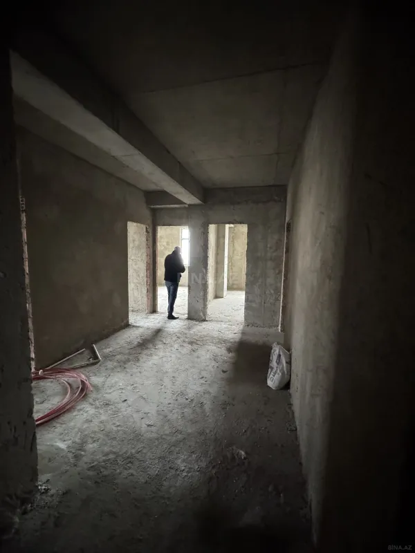 Satılır 4 otaqlı mənzil 130 m²